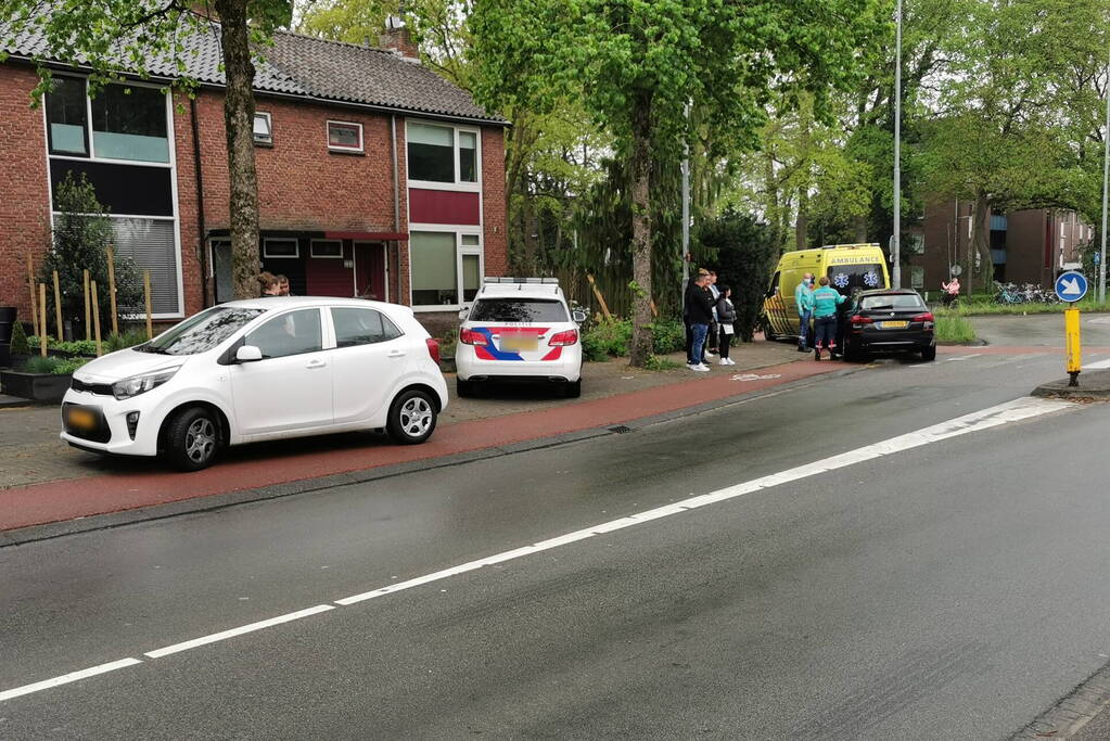 Botsing tussen scooter en auto op rotonde
