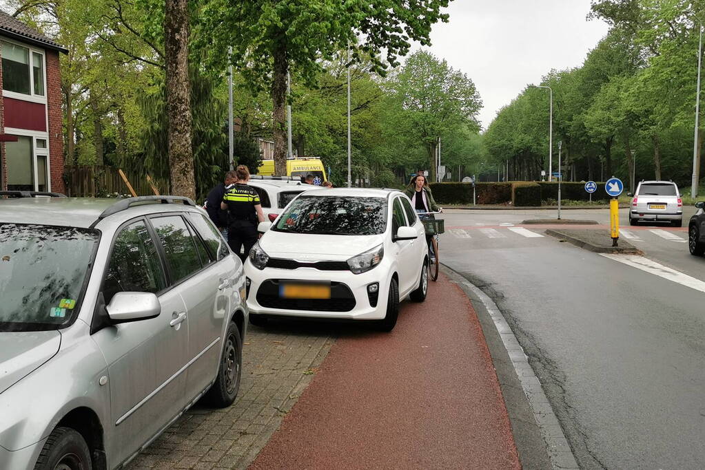 Botsing tussen scooter en auto op rotonde