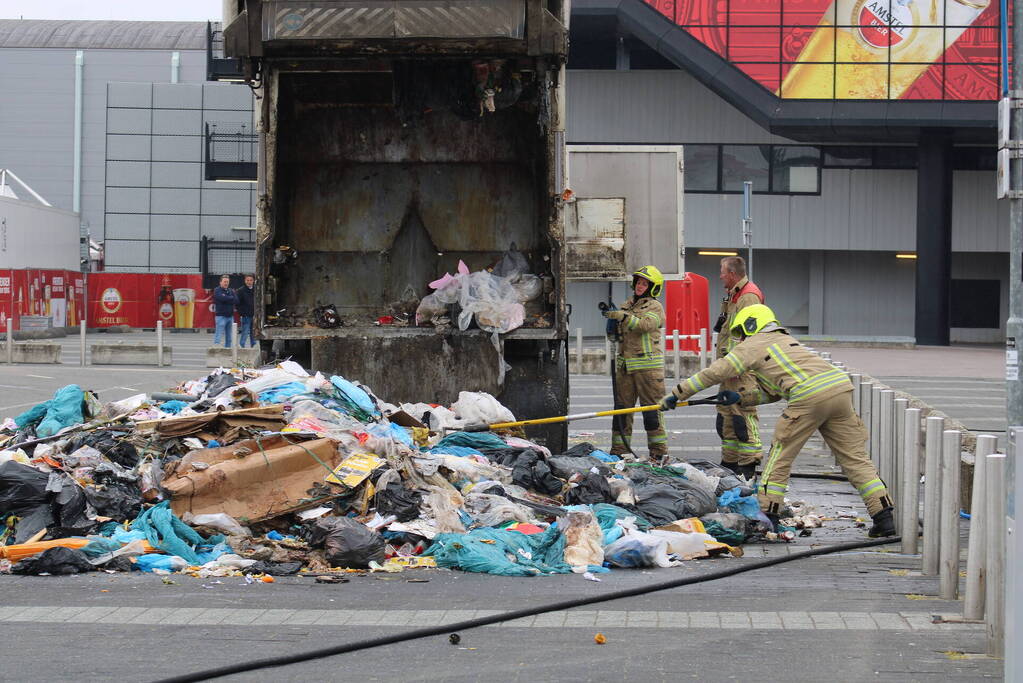 Vuilniswagen dumpt brandende inhoud op parkeerplaats Ahoy