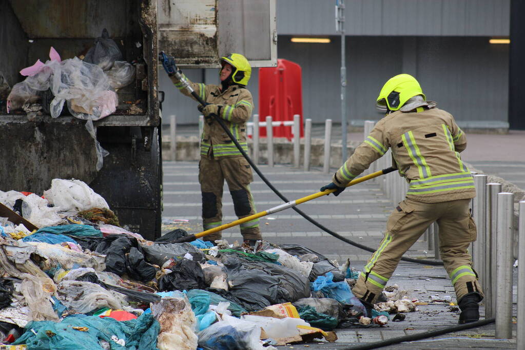 Vuilniswagen dumpt brandende inhoud op parkeerplaats Ahoy