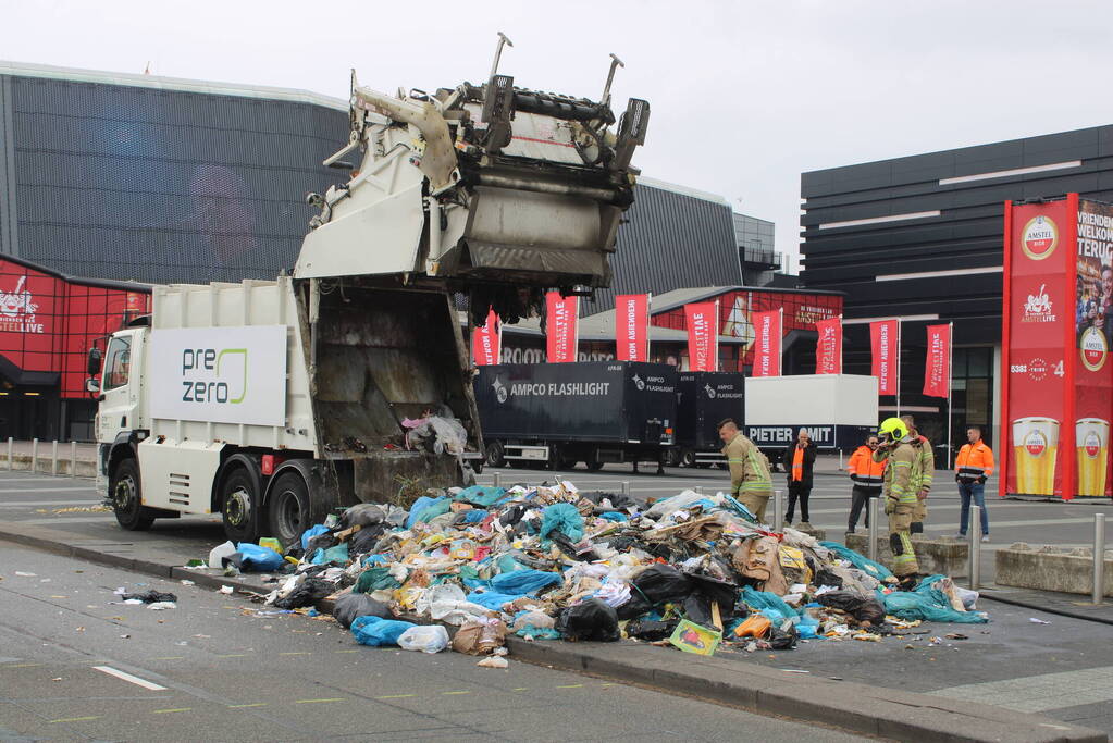 Vuilniswagen dumpt brandende inhoud op parkeerplaats Ahoy