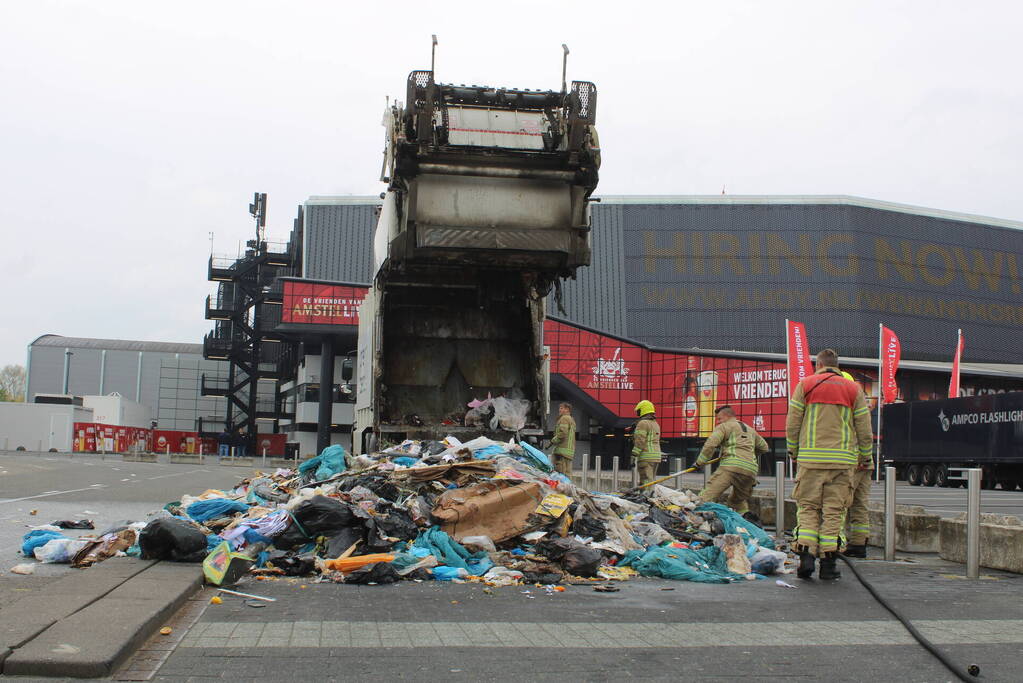 Vuilniswagen dumpt brandende inhoud op parkeerplaats Ahoy