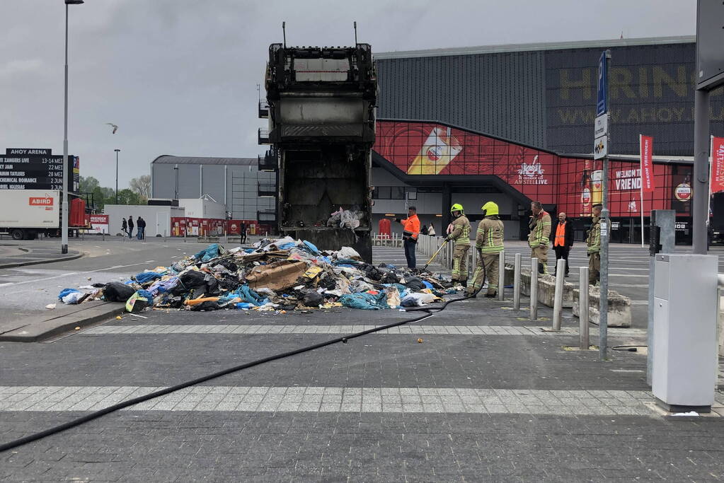 Vuilniswagen dumpt brandende inhoud op parkeerplaats Ahoy