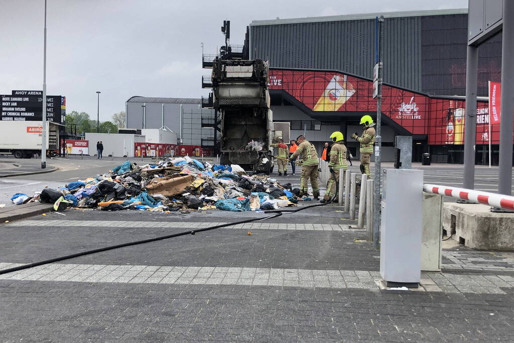 Vuilniswagen dumpt brandende inhoud op parkeerplaats Ahoy