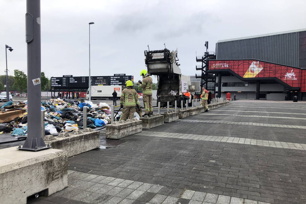 Vuilniswagen dumpt brandende inhoud op parkeerplaats Ahoy