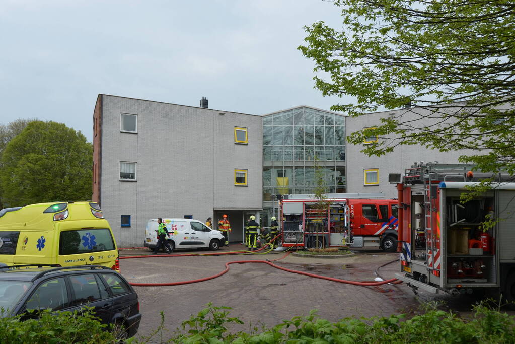 Grote uitslaande brand in appartement zorgcomplex