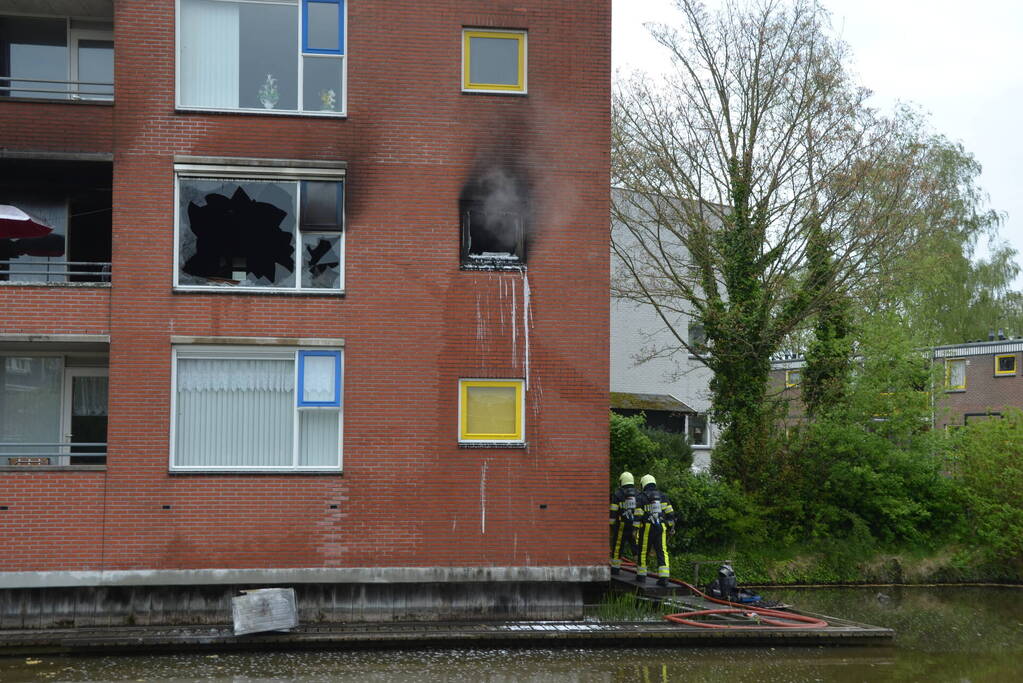 Grote uitslaande brand in appartement zorgcomplex