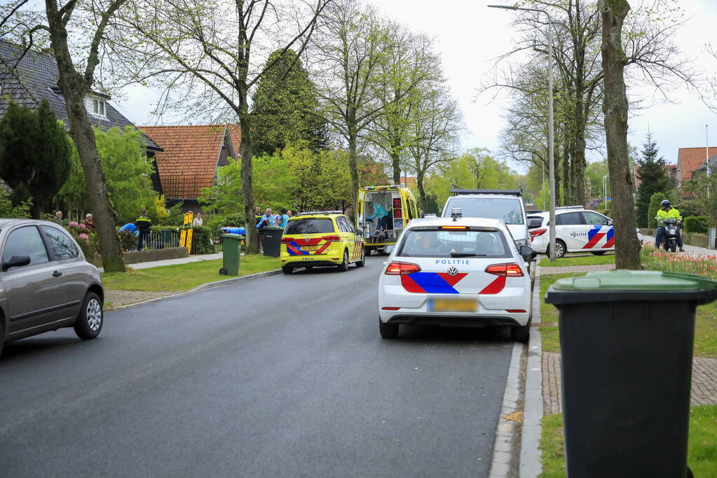 Man rijdt achteruit zijn vrouw aan op oprit