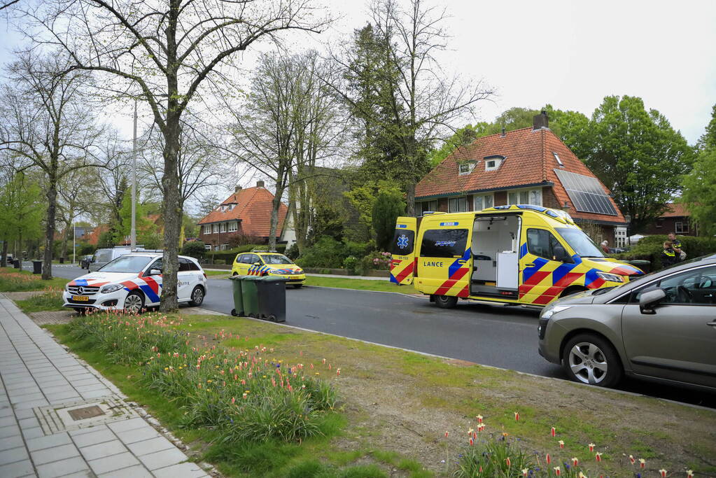 Man rijdt achteruit zijn vrouw aan op oprit