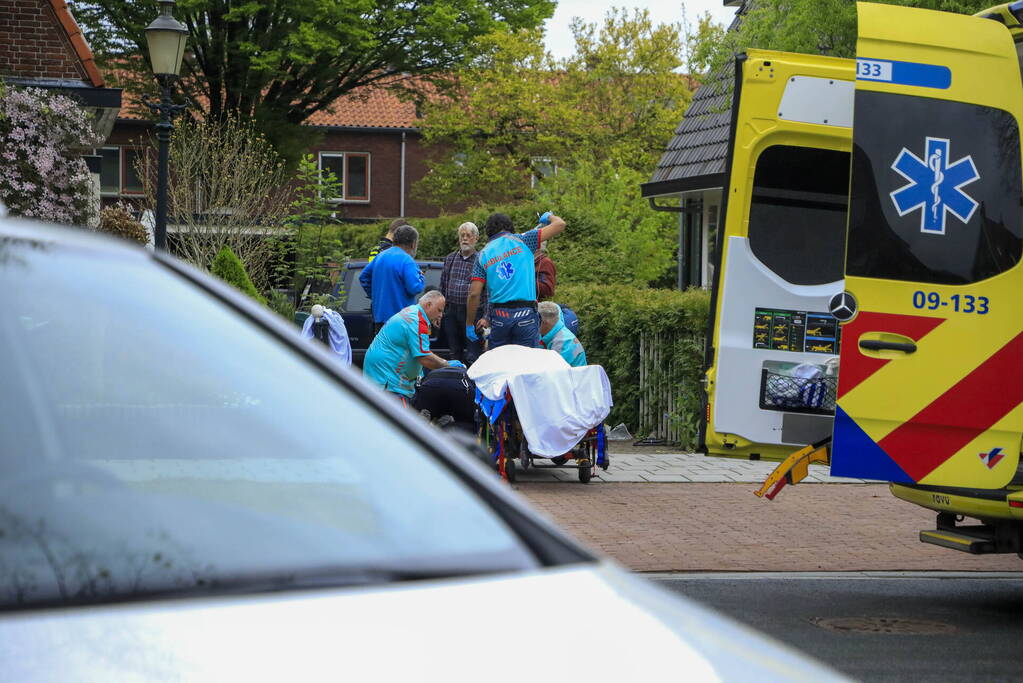 Man rijdt achteruit zijn vrouw aan op oprit