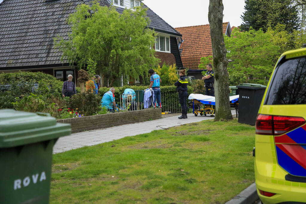 Man rijdt achteruit zijn vrouw aan op oprit