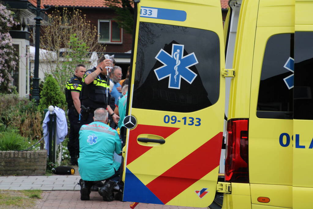 Man rijdt achteruit zijn vrouw aan op oprit