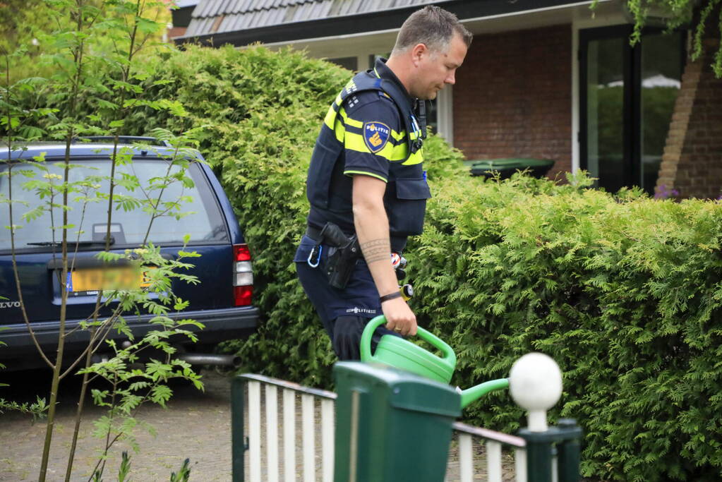 Man rijdt achteruit zijn vrouw aan op oprit