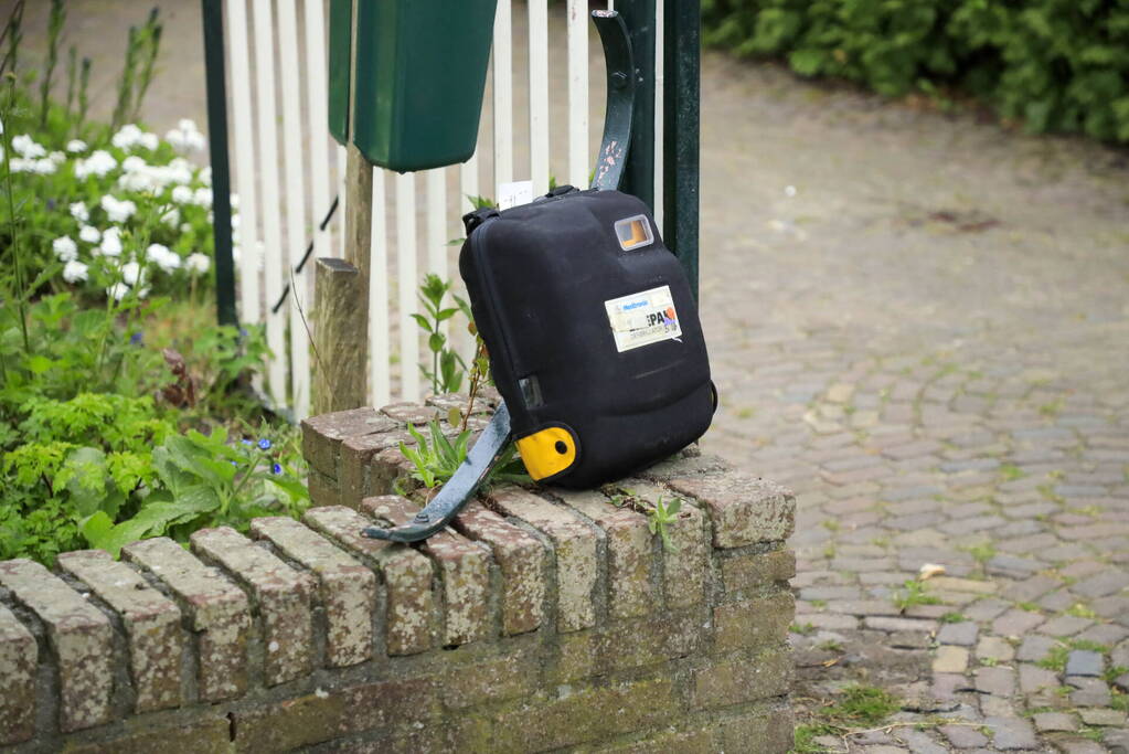 Man rijdt achteruit zijn vrouw aan op oprit