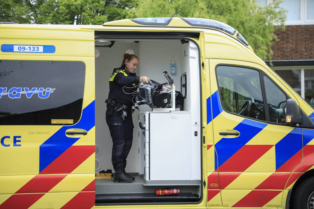 Man rijdt achteruit zijn vrouw aan op oprit