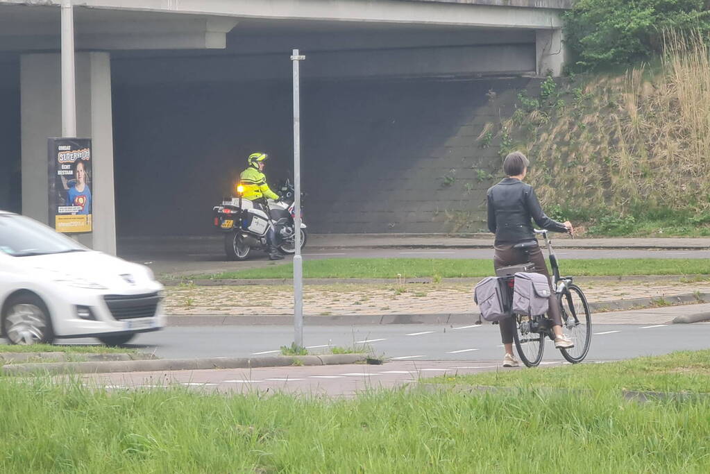 Zwaan op de weg houdt politie lang bezig