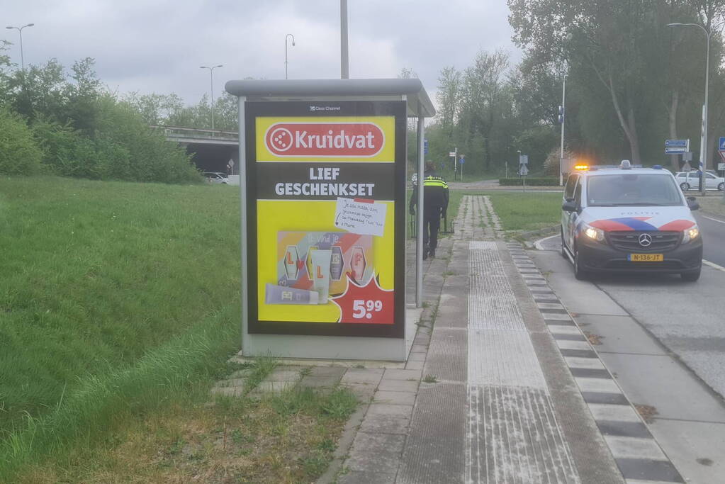 Zwaan op de weg houdt politie lang bezig