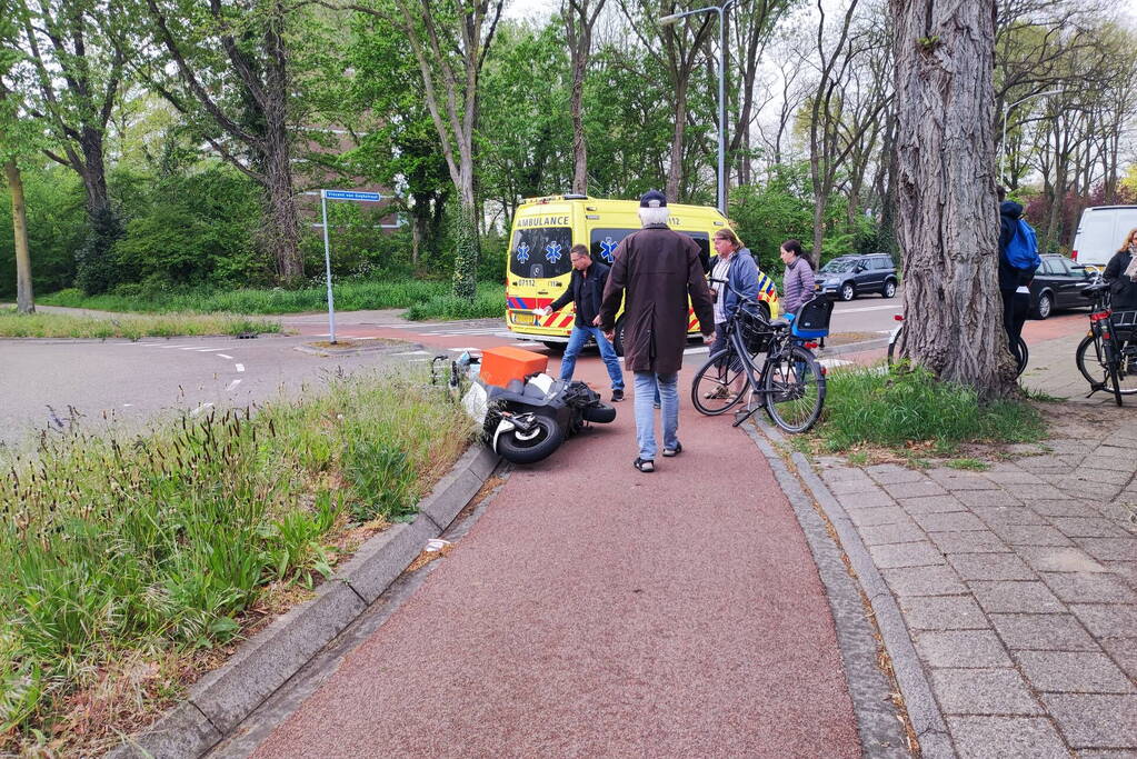 Scooterrijder en fietser in botsing