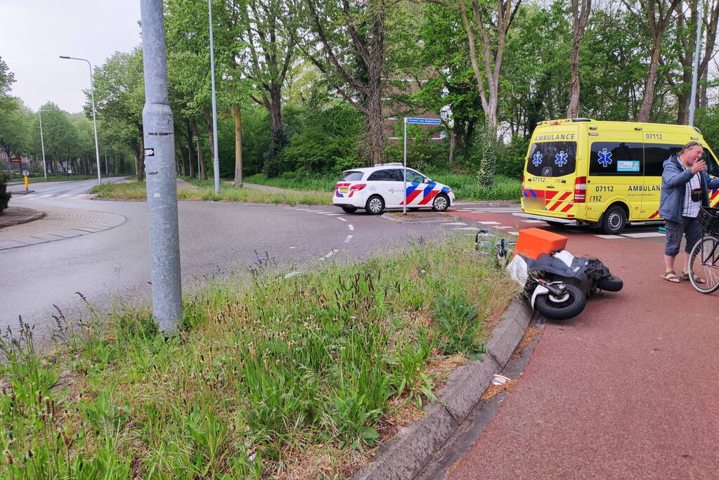 Scooterrijder en fietser in botsing