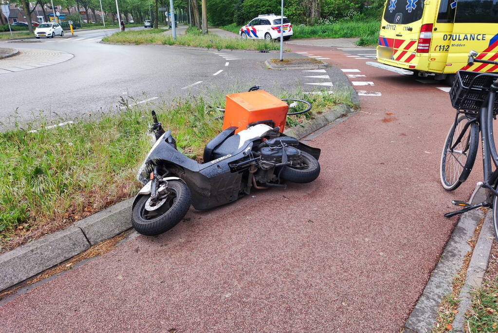 Scooterrijder en fietser in botsing