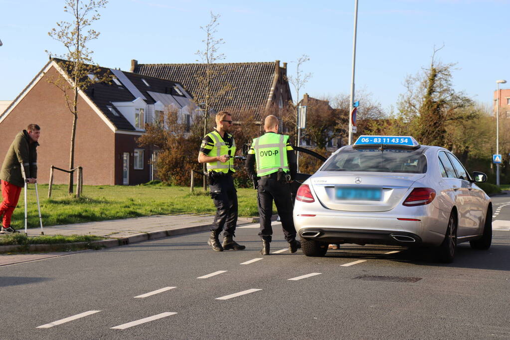 Kindje zwaargewond bij botsing met taxi