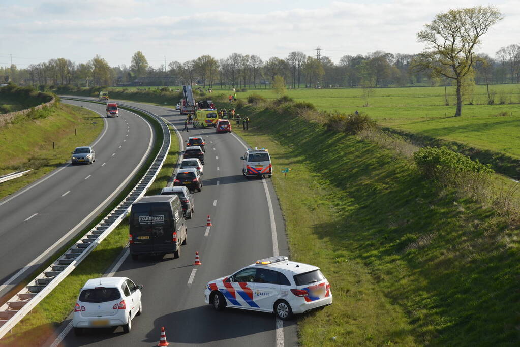 Auto schiet over geluidswal en belandt in sloot