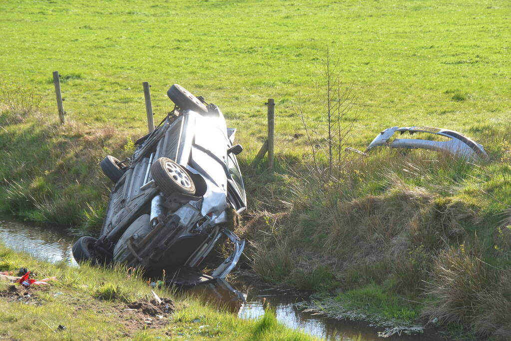 Auto schiet over geluidswal en belandt in sloot