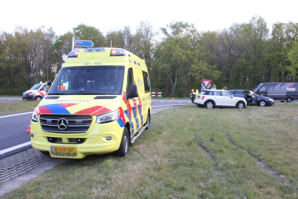 Auto's botsen op afrit van snelweg