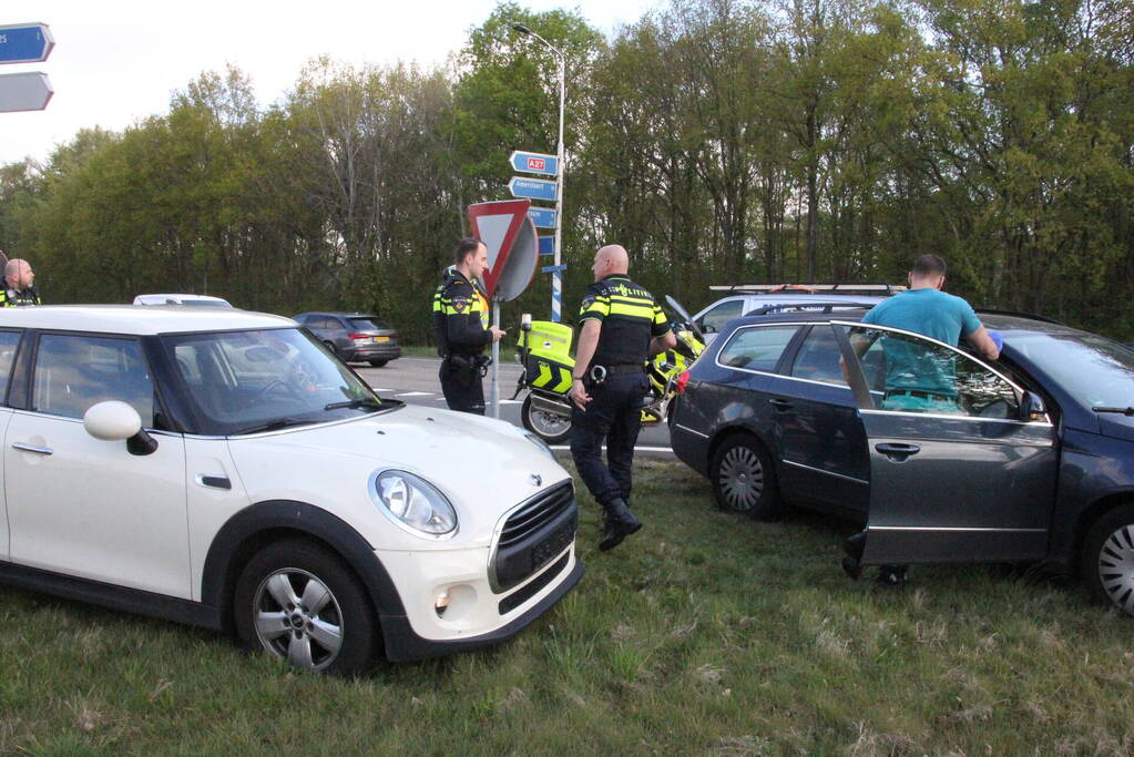 Auto's botsen op afrit van snelweg