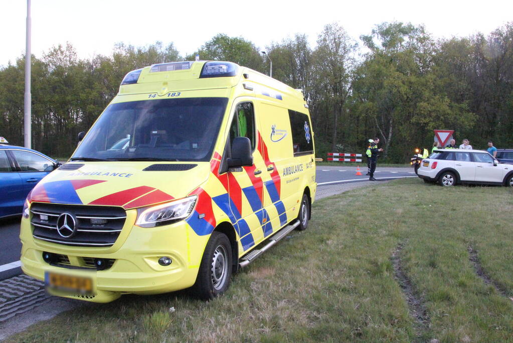 Auto's botsen op afrit van snelweg