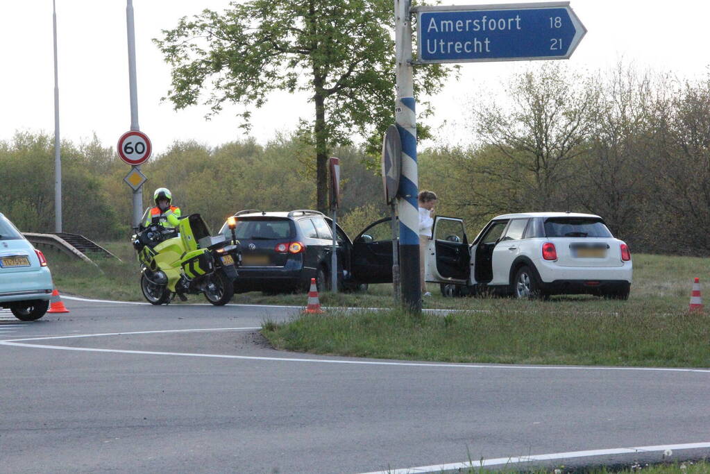 Auto's botsen op afrit van snelweg