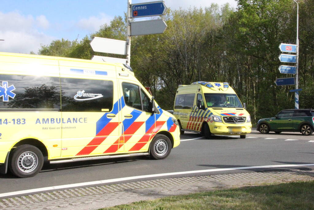 Auto's botsen op afrit van snelweg