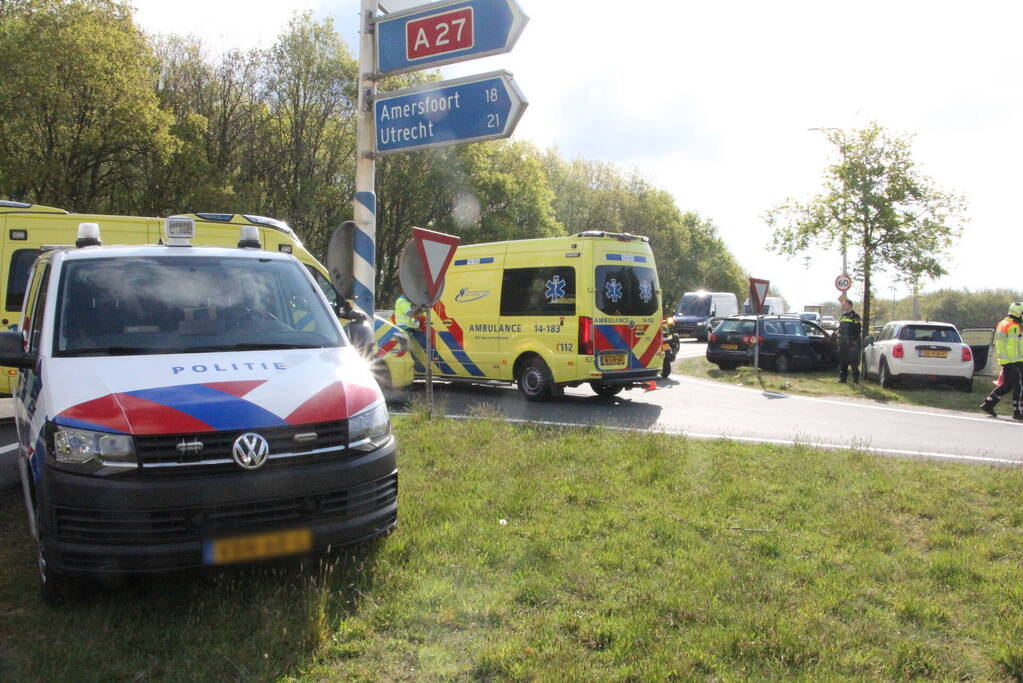 Auto's botsen op afrit van snelweg