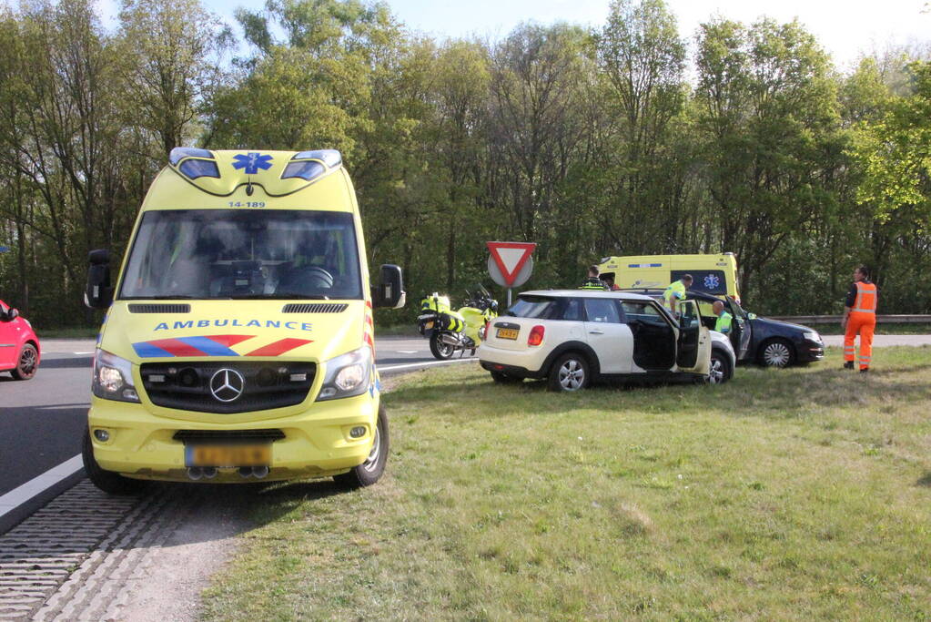 Auto's botsen op afrit van snelweg