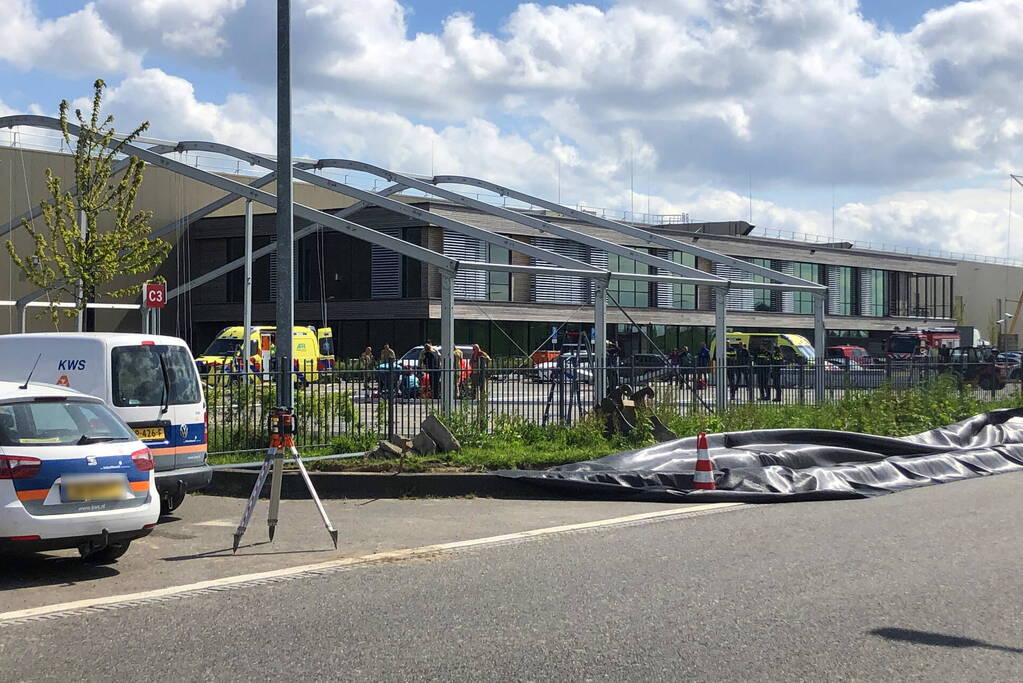 Traumahelikopter landt voor ongeval bij Groente- en Fruithandelaar Bakker