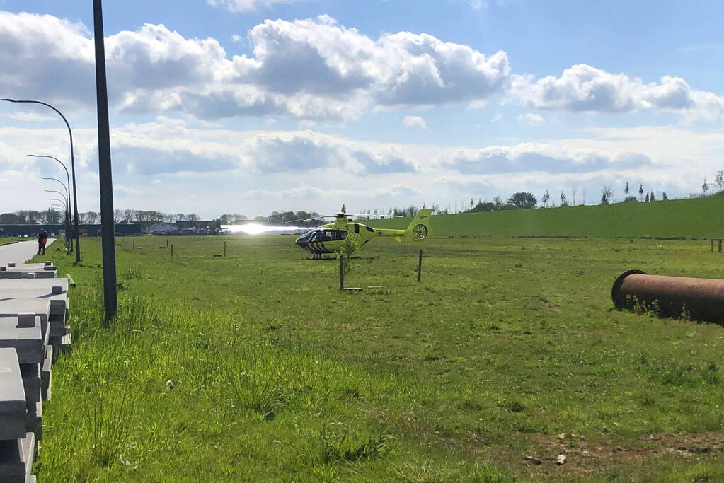 Traumahelikopter landt voor ongeval bij Groente- en Fruithandelaar Bakker
