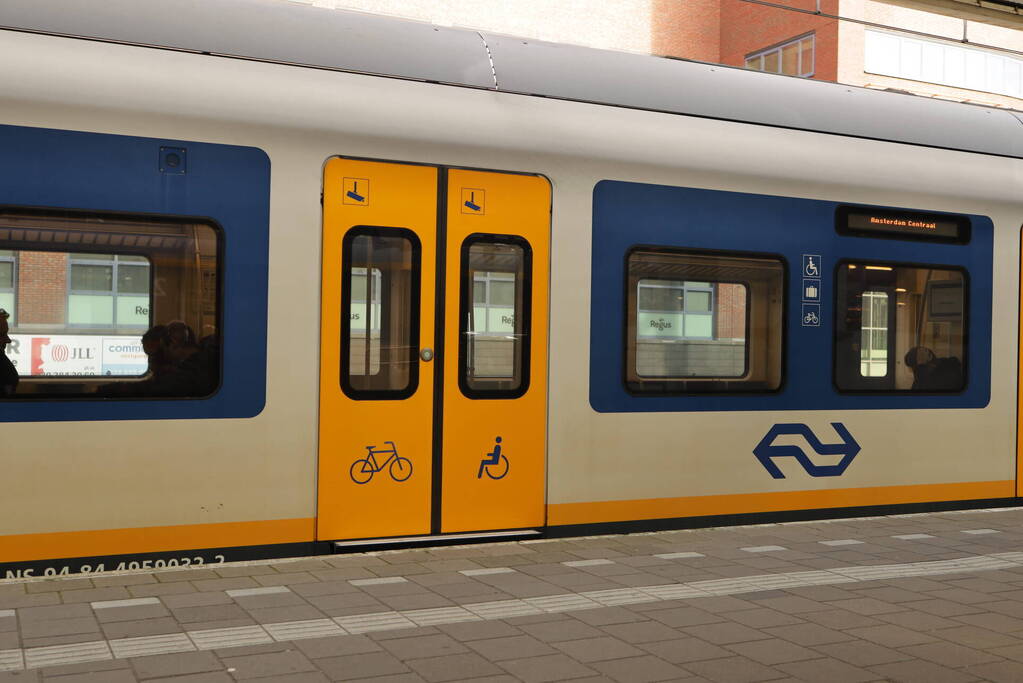 Sprinter trein stilgezet op NS-station vanwege inzet van politie