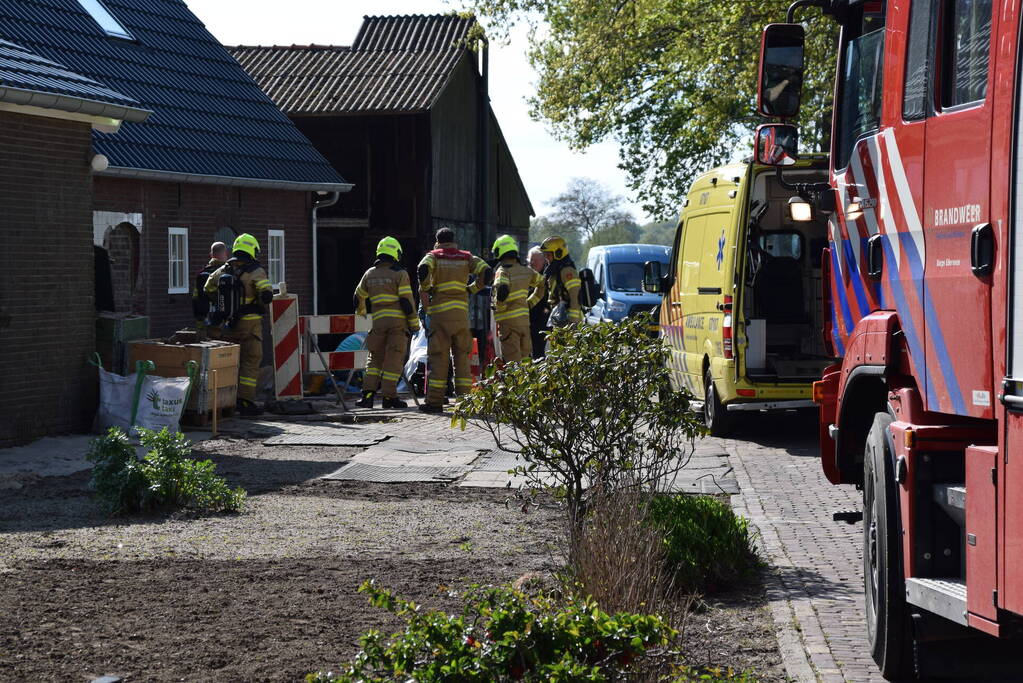 Persoon bekneld onder betonplaat