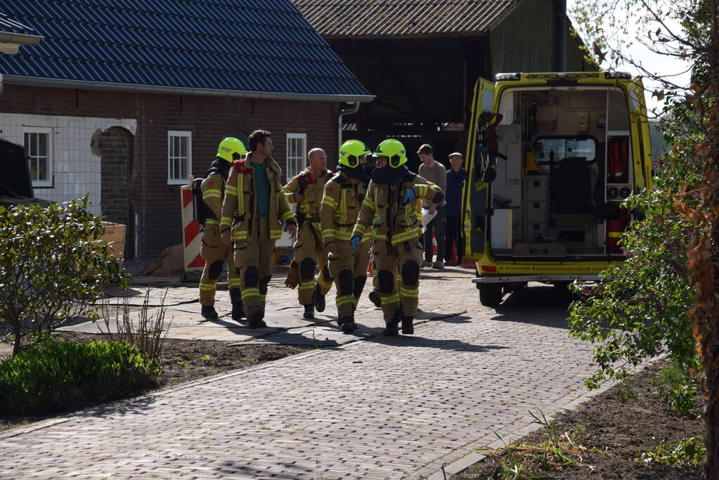 Persoon bekneld onder betonplaat