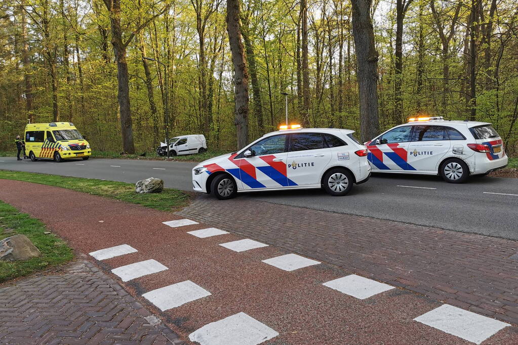 Bestelwagen botst op boom