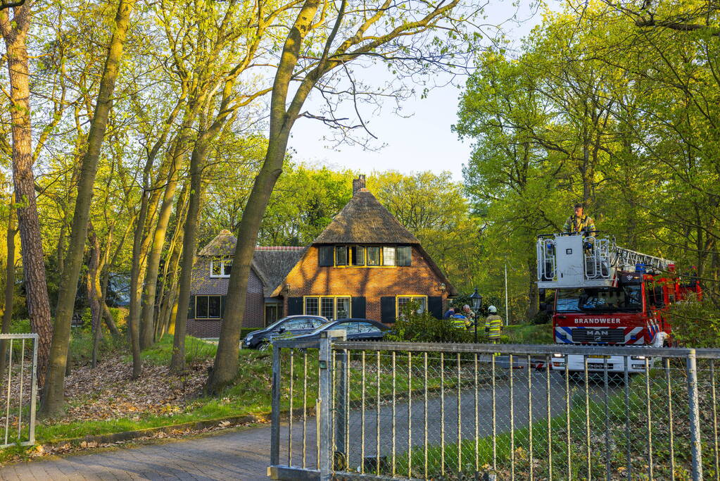 Brand in schoorsteen van woning