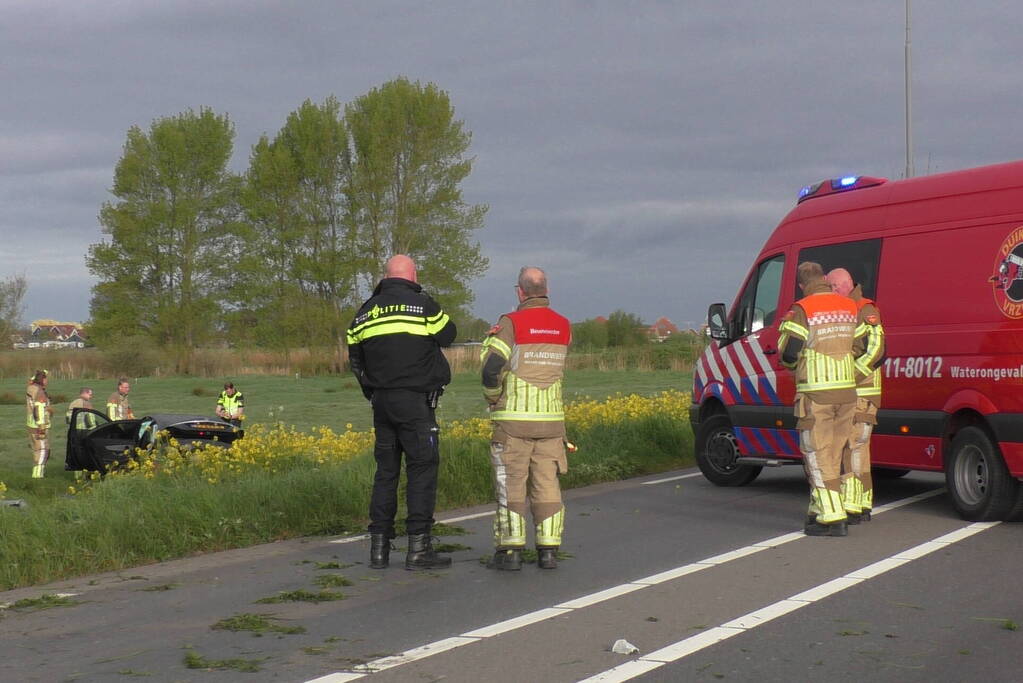 Auto raakt van de weg en vliegt over sloot