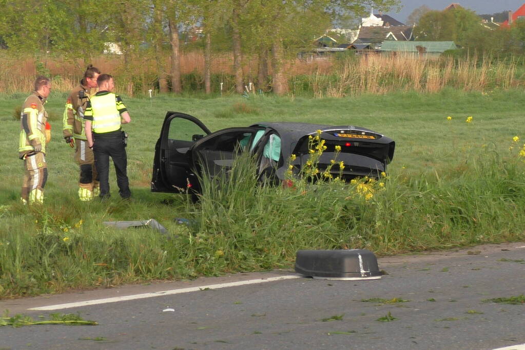 Auto raakt van de weg en vliegt over sloot