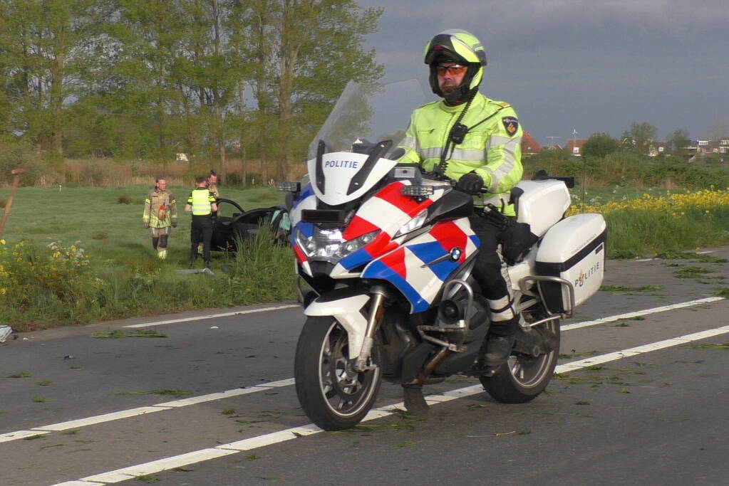 Auto raakt van de weg en vliegt over sloot