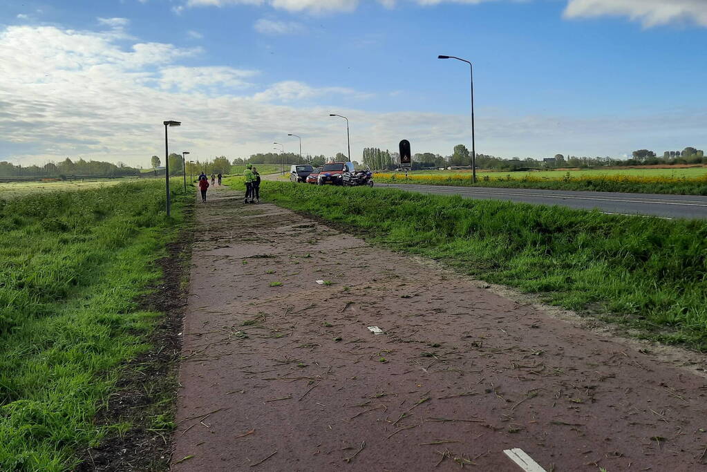 Auto raakt van de weg en vliegt over sloot
