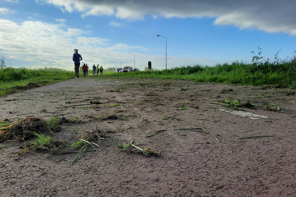 Auto raakt van de weg en vliegt over sloot