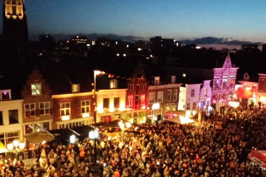 Ouderwets gezellige drukte tijdens Koningsnacht