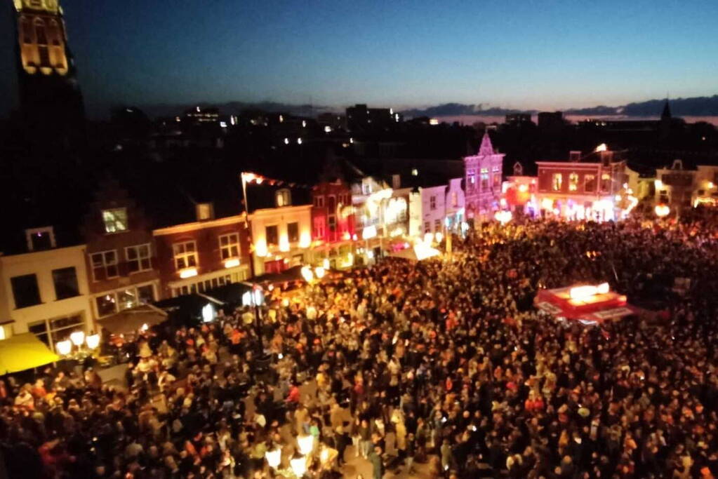 Ouderwets gezellige drukte tijdens Koningsnacht