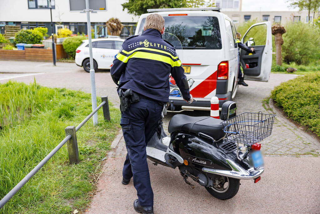 Scooterrijdster ernstig gewond na val