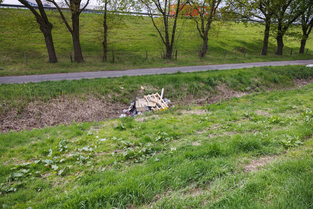 Afgelegen terrein in Vathorst lijkt op dumplek